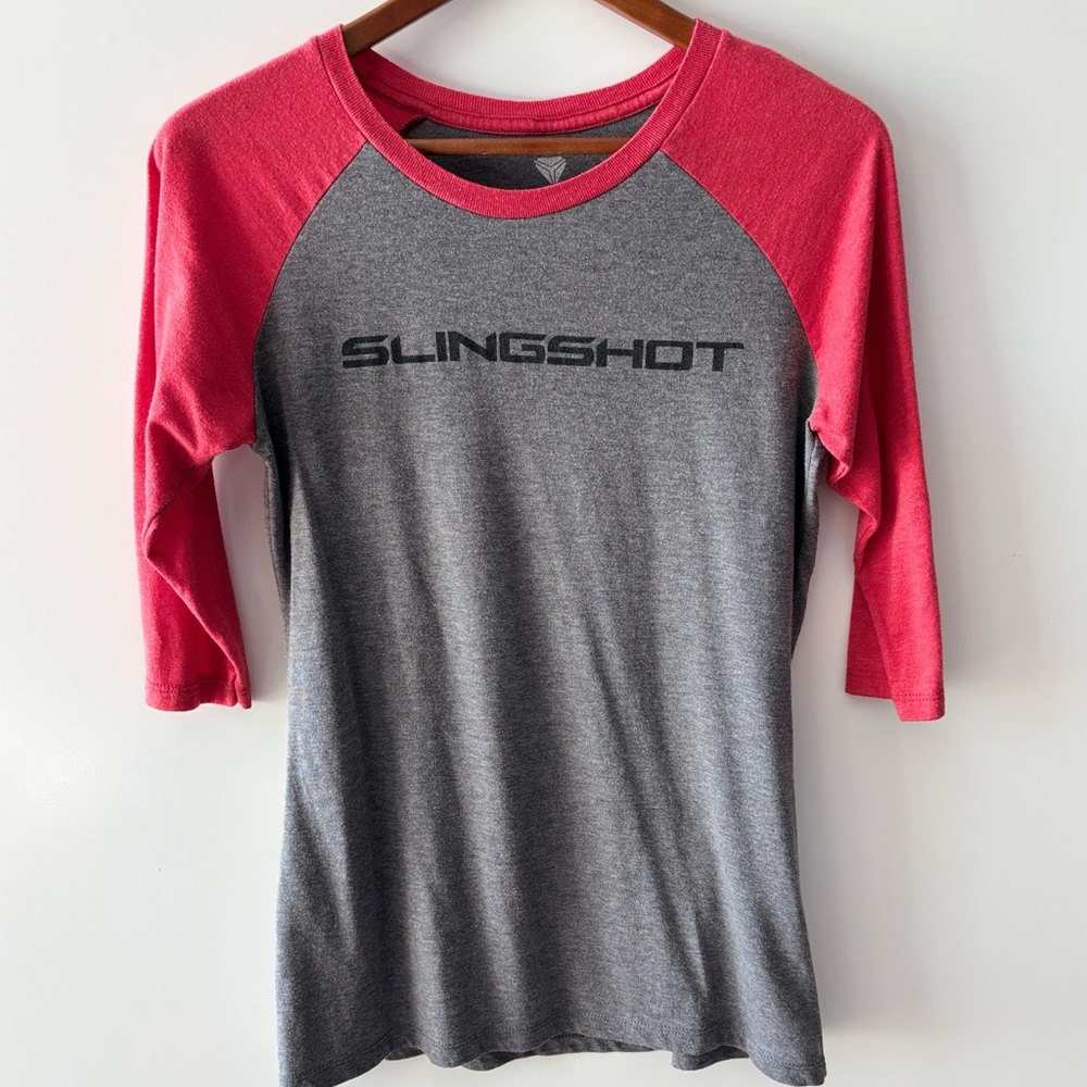 SLINGSHOT Women’s Gray and Red Raglan Top